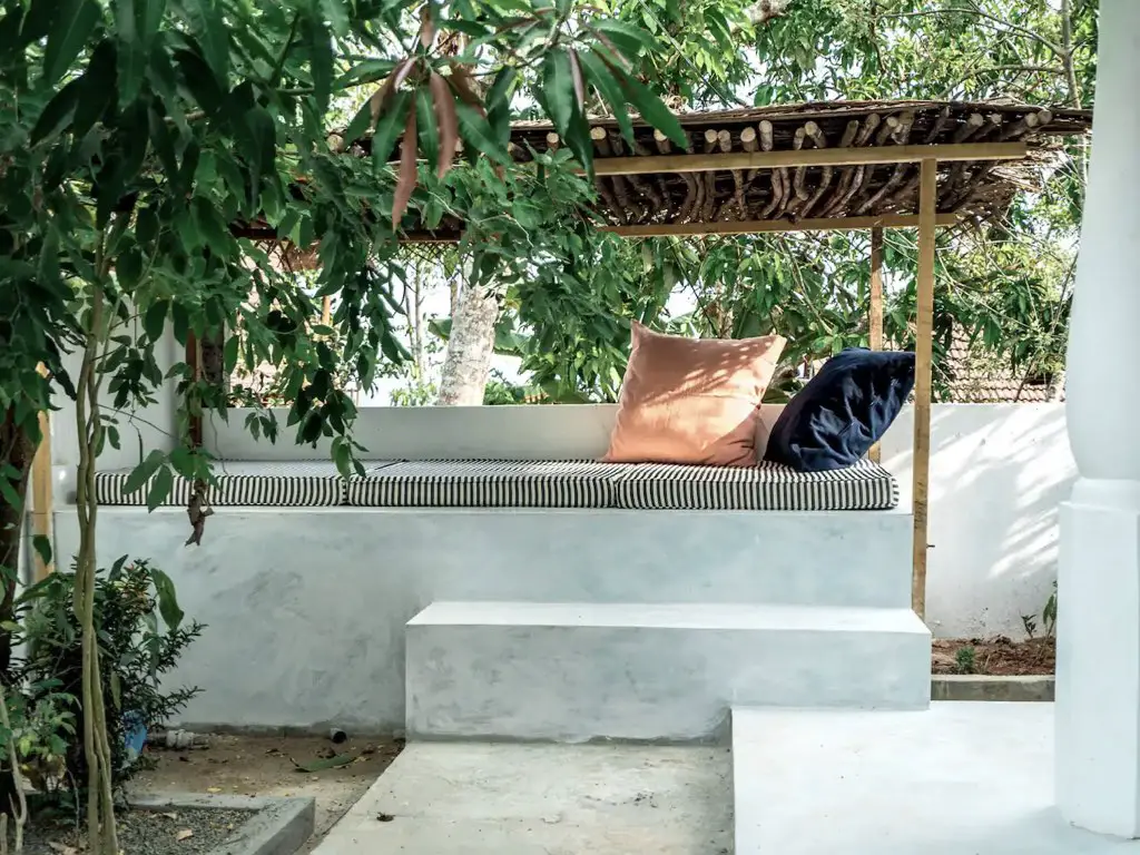location villa sri lanka vacances authentiques joli patio avec banquette en béton ciré coussin tonnelle naturelle en bambou