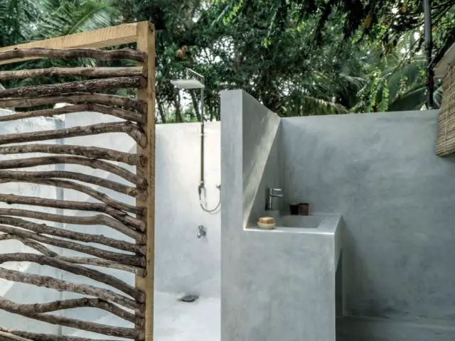 location villa sri lanka vacances authentiques salle de bain extérieure en béton ciré nature simple