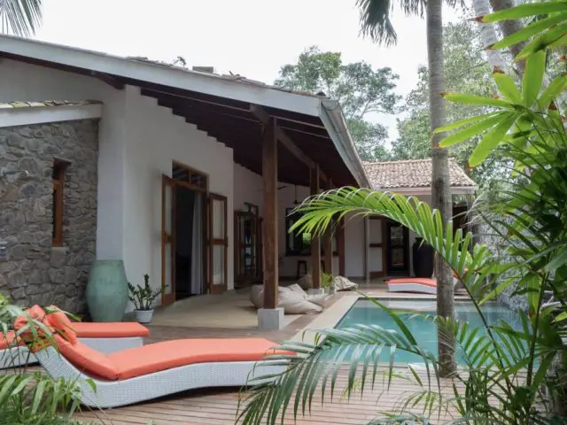 logement vacances luxe sri lanka terrasse couverte piscine bain de soleil avec coussin