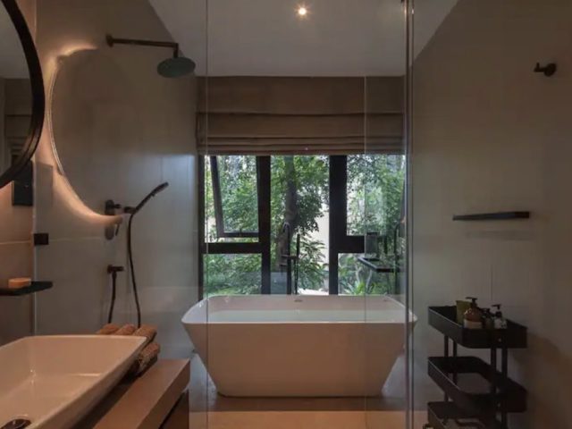 logement vacances luxe sri lanka salle de bain baignoire îlot moderne vu sur le jardin et la nature