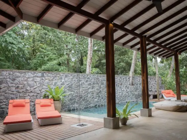 logement vacances luxe sri lanka piscine avec vue sur la nature tropicale espace couvert bain de soleil
