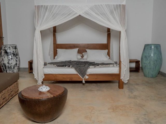 logement vacances luxe sri lanka chambre à coucher sobre et simple lit à baldaquin en bois clair avec voilage