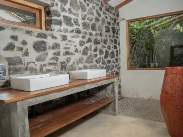 logement vacances luxe sri lanka meuble double vasque béton ciré et bois mur en pierre locale