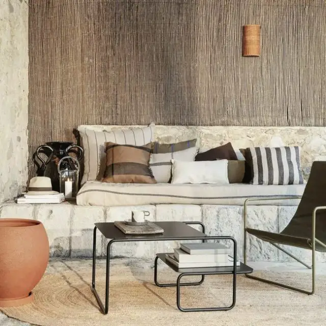 meuble design minimaliste salon Table basse noire en métal