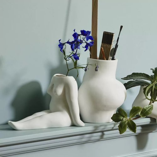 objet decoratif design a poser fenetre Vase femme assise en céramique blanc