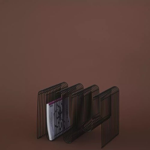 objet decoratif design masculin chic Porte-revues en acier noir 40,5 cm