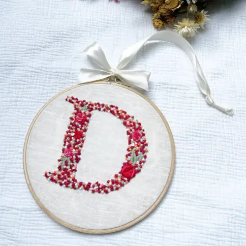 ou trouver broderie deco fait main fleur Initiale personnalisée brodée fleurs A-Z, monogramme