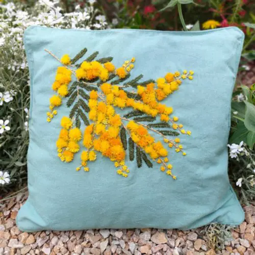 ou trouver broderie deco fait main fleur Coussin mimosa