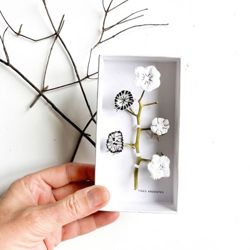 ou trouver broderie deco fait main fleur Tableau brodé blanc en volume, branche brodée fleurs blanches, cabinet de curiosités, pièce unique