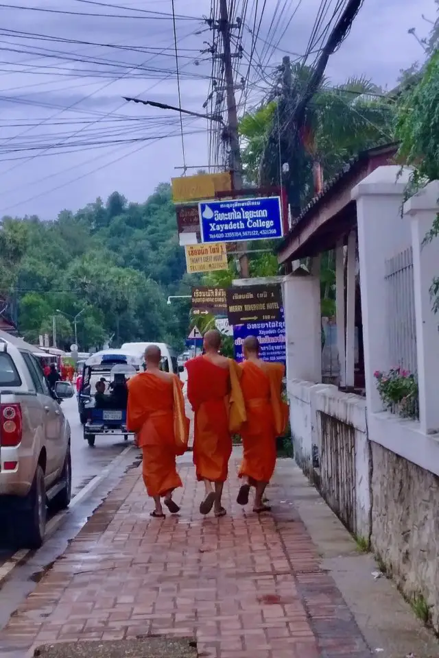 preparer voyage luang prabang laos jeunes moines bouddhistes orange Mont Phousi au loin