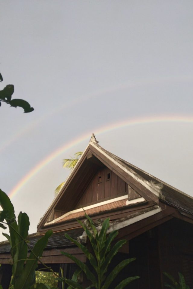 que faire a Luang Prabang architecture traditionnelle maison en bois arc-en-ciel saison mousson