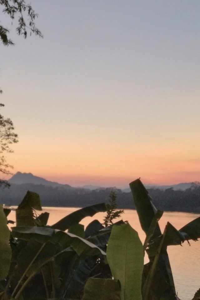 que faire a Luang Prabang coucher de soleil sur le Mekong couleur oranger nature bananier fleuve