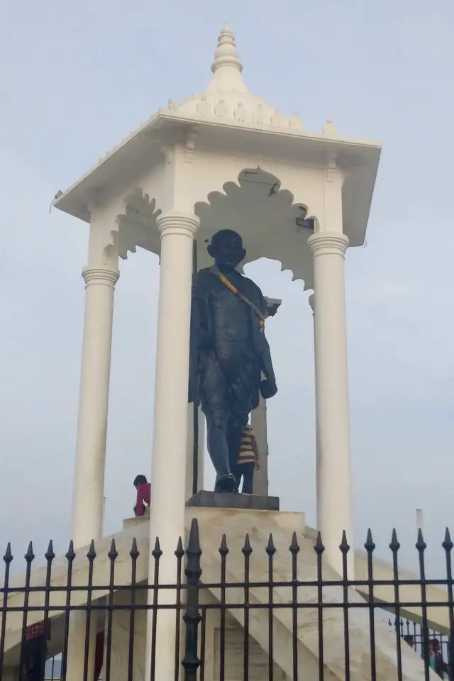 quoi visiter a pondicherry guide et carte Inde plage digue de mer statue de Gandhi