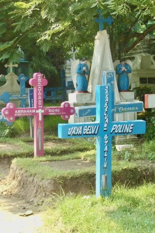 quoi visiter a pondicherry guide et carte lieu insolite cimetière coloré catholique français