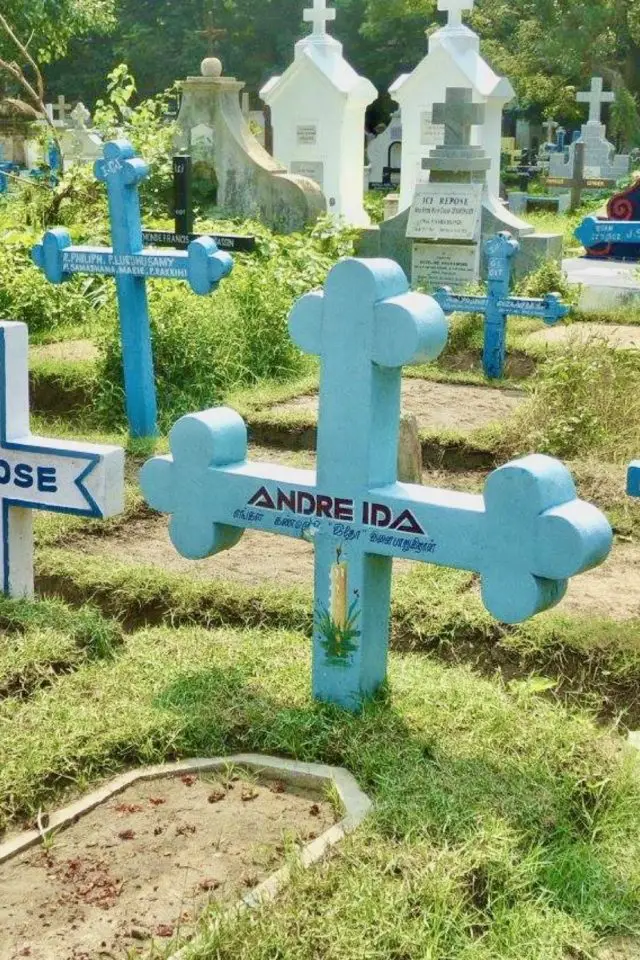 quoi visiter a pondicherry guide et carte cimetière catholique insolite coloré nom croix visite gratuite