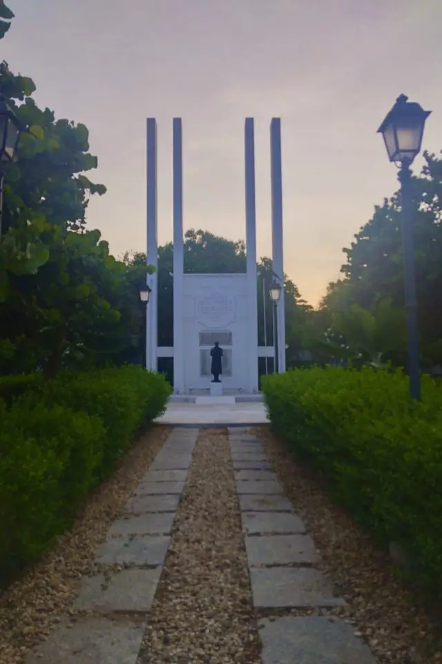 quoi visiter a pondicherry guide et carte monument français digue de mer héritage colonial