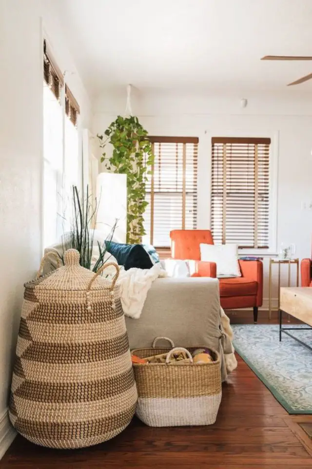 rangement maison alternative plastique exemple panier en rotin fibres naturelles tressées décoration salon séjour moderne