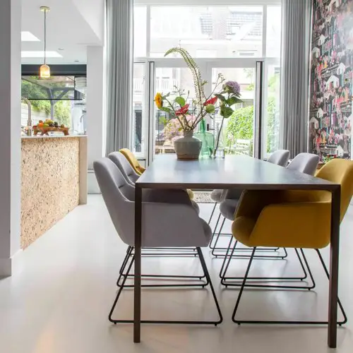 salle a manger design chic Chaise grise earl grey avec pieds élégants en métal noir fauteuil de table