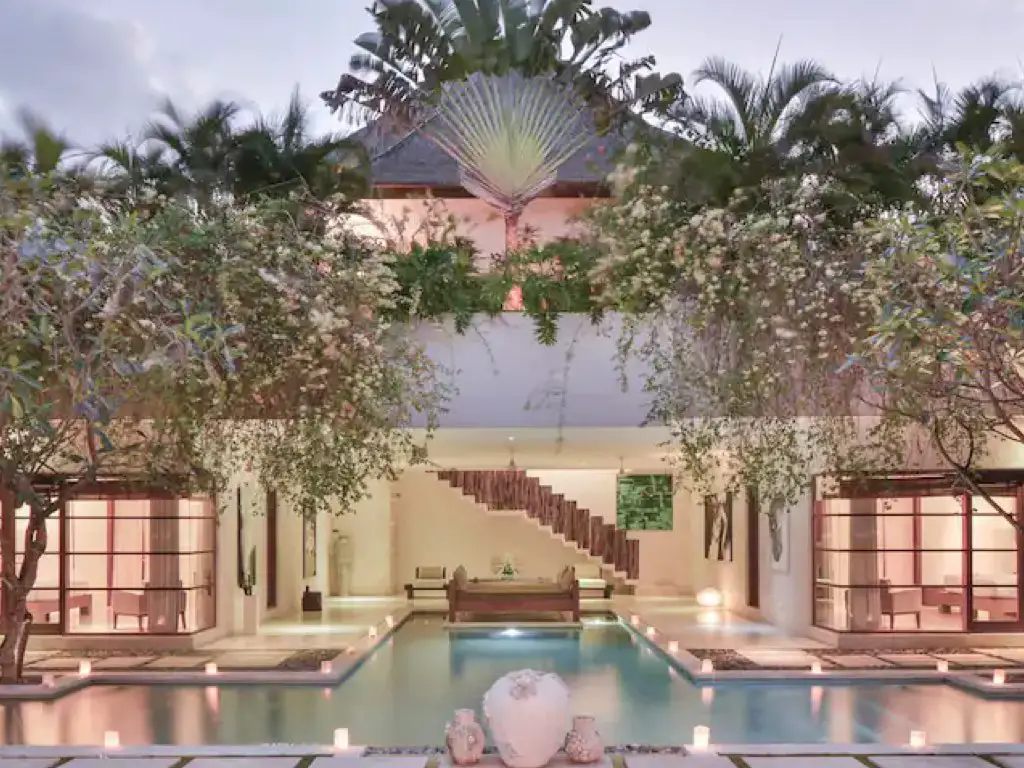 vacances indonesie hebergement exception luxe grande piscine arbre fleuri chic en béton