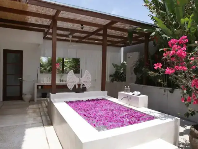 vacances indonesie hebergement exception luxe salle de bain partiellement en extérieur baignoire dehors destination Asie