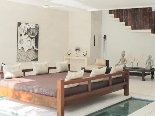 vacances indonesie hebergement exception luxe salon séjour blanc grand sofa daybed carré cosy repos