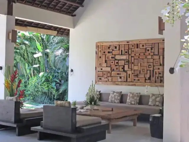 vacances indonesie hebergement exception luxe grand salon séjour décoré avec soin canapé fauteuil famille