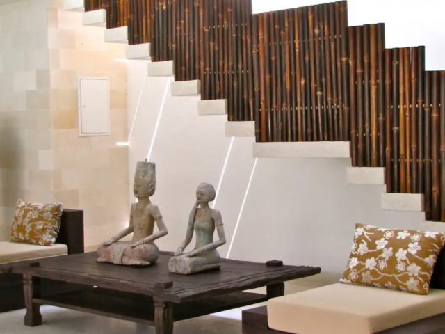 vacances indonesie hebergement exception luxe décoration sobre et chic sculptures locales association blanc et bois