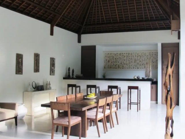 vacances indonesie hebergement exception luxe espace ouvert salle à manger familiale cuisine avec plan bar