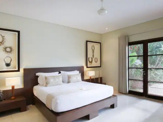 vacances indonesie hebergement exception luxe décor chambre sobre et chic lit en bois foncé
