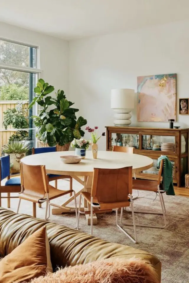 varietes plantes interieur salon salle a manger espace ouvert baie vitrée angle de la pi!ce meuble vintage mid century modern table Tulipe blanche chaises en cuir