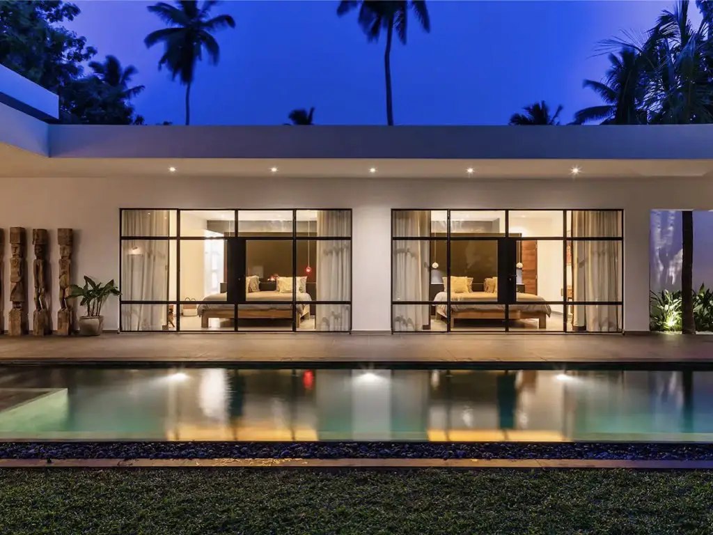 villa a louer vacances uniques sri lanka espace design moderne grande baie vitrée vue sur la piscine