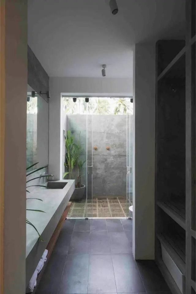 villa a louer voyage sri lanka famille salle de bain partiellement en extérieur douche dehors vasque intérieur