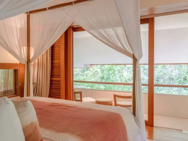villa haut de gamme voyage bali suite prentale avec lit à baldaquin linge de lit tie and die rose