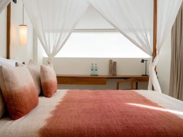 villa haut de gamme voyage bali lit king size à baldaquin en bois avec voilage blanc