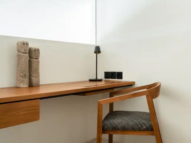 villa haut de gamme voyage bali chambre avec espace bureau en bois tablette gain de place