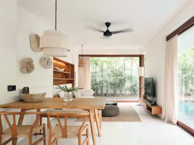 villa haut de gamme voyage bali salon ouvert sur la salle à manger grande pièce de vie