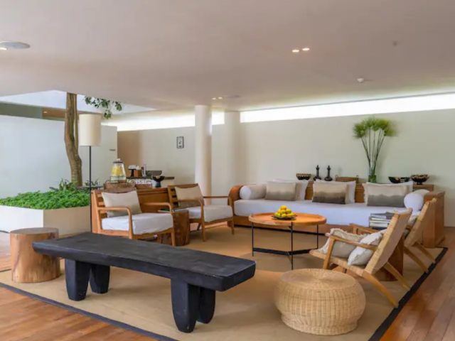 villa haut de gamme voyage bali grand salon bohème chic meuble en bois vacances