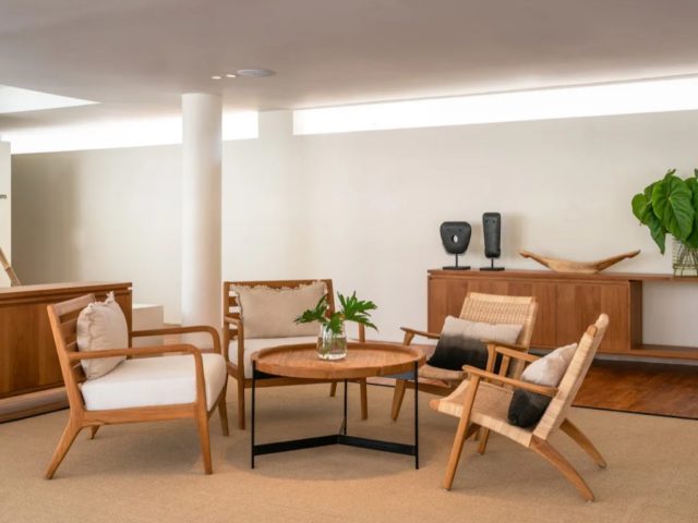 villa haut de gamme voyage bali soin salon sans canapé fauteuil en bois moderne et vintage