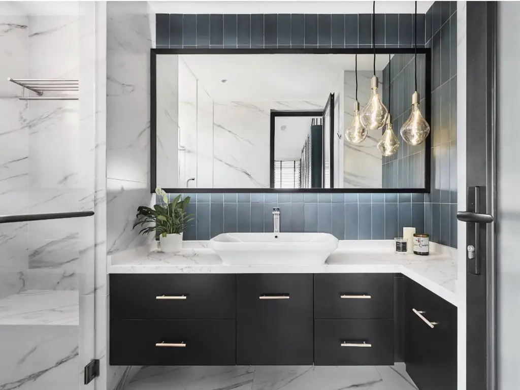 visite deco duplex industriel vintage chic salle de bain meuble vasque noir et blanc mur carrelage crédence vert grand miroir encadrement noir