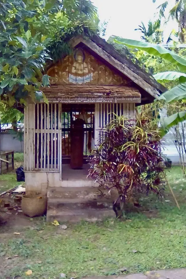 visiter luang prabang laos intérieur extérieur temple bouddhiste culture traditionnelle