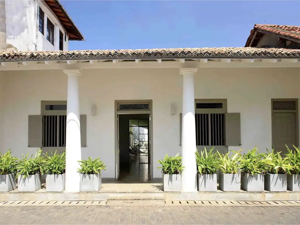 villa a louer vacances uniques sri lanka aménagement salle de bain dressing rangement cloison paroi de douche verrière noire Galle sud de l'île maison traditionnelle avec colonne et devanture protégée du soleil