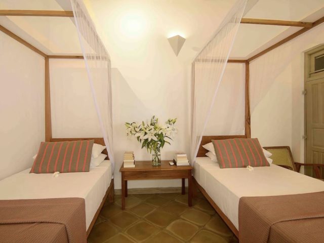 voyage haut de gamme sri lanka hebergement unique chambre double lit jumeaux à baldaquin en bois avec voilage