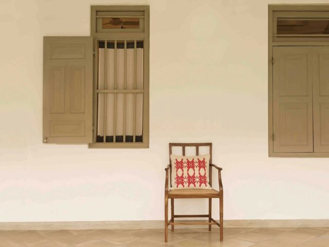 voyage haut de gamme sri lanka hebergement unique ambiance calme et reposante chaise traditionnelle extérieure