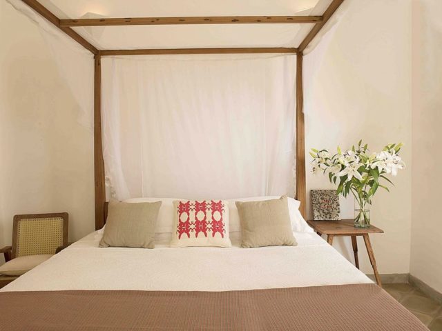 voyage haut de gamme sri lanka hebergement unique chambre parentale lit à baldaquin voilage blanc