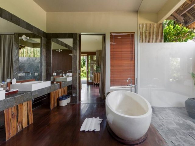 voyage indonesie bali hebergement luxe salle de bain baignoire îlot mobilier en bois baie vitrée