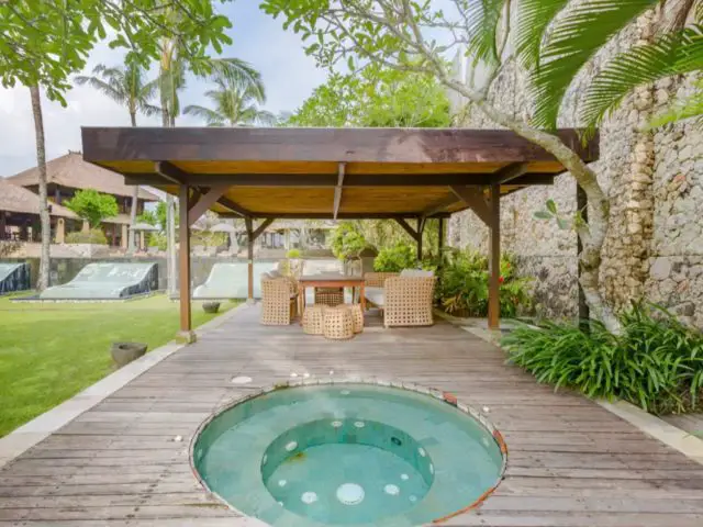 voyage indonesie bali hebergement luxe terrasse vacances piscine salon de jardin en rotin