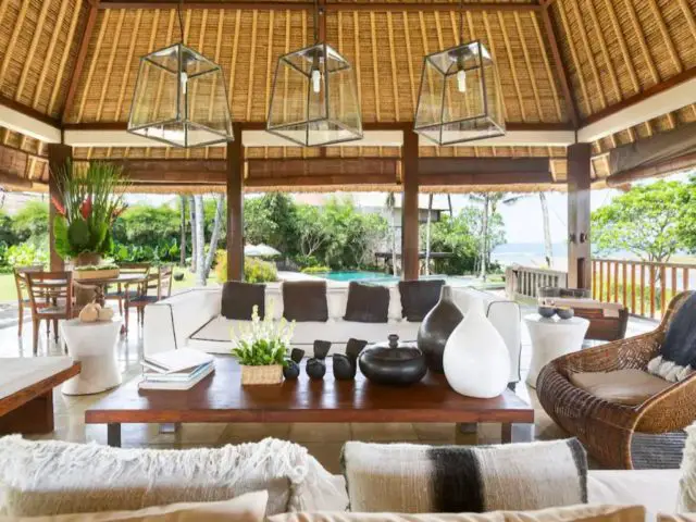 voyage indonesie bali hebergement luxe grand salon familial canapé blanc table en bois sombre grande hauteur sous plafond