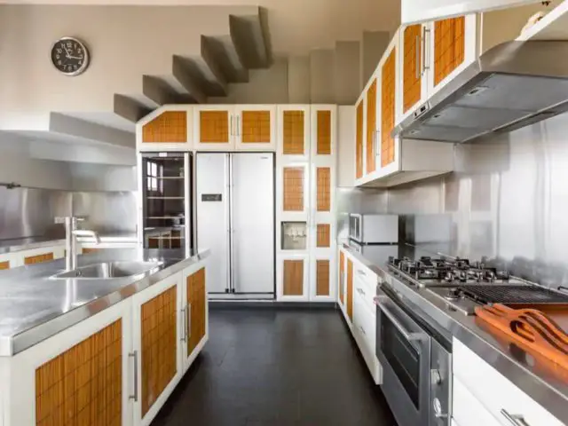 voyage indonesie bali hebergement luxe cuisine moderne blanche avec porte en cannage