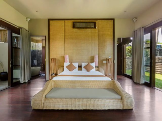 voyage indonesie bali hebergement luxe panneau mural en bambou décor chambre naturel tropical