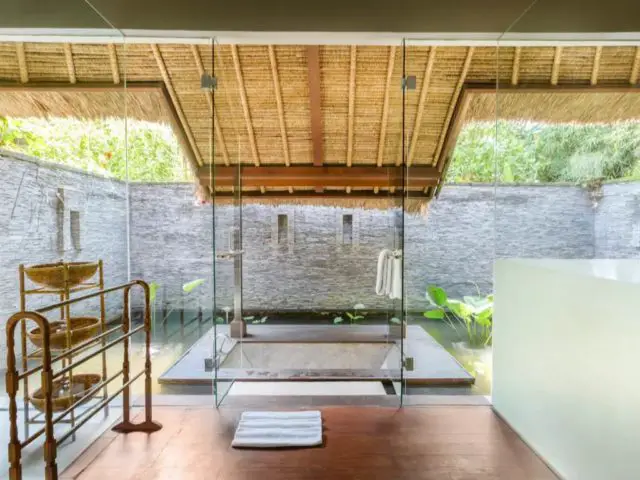 voyage indonesie bali hebergement luxe salle de bain privative avec espace extérieur grande baie vitrée